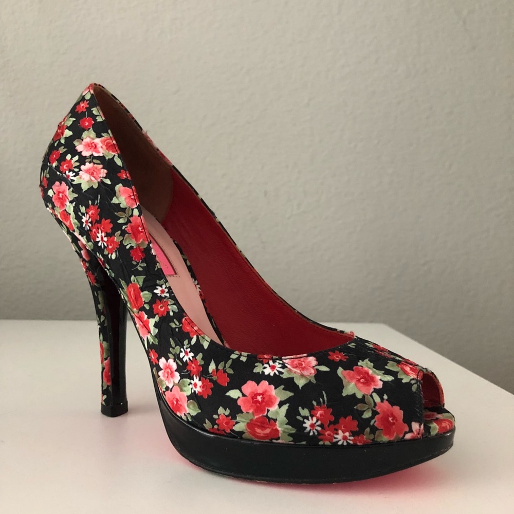 Authentic Betsey Johnson Rosy Black Pumps